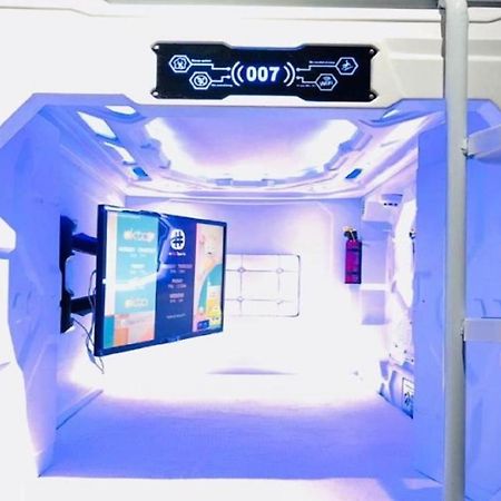 Met A Space Pod At Arab Street Singapur Exterior foto